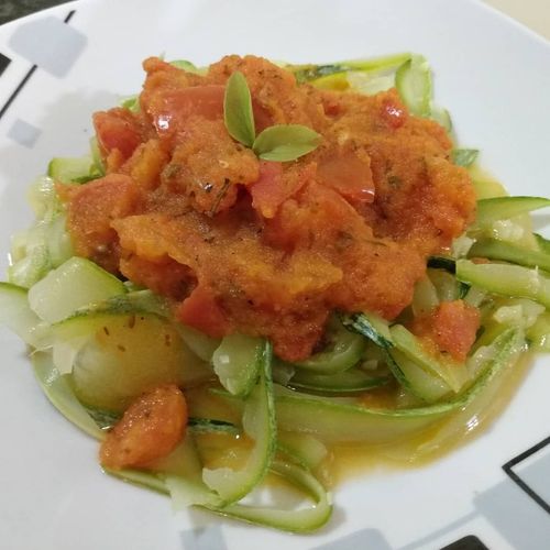 Espaguete de abobrinha e molho rústico de tomate e cenoura