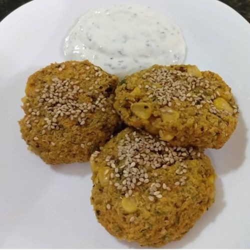 Bolinho de grão de bico e molho de iogurte