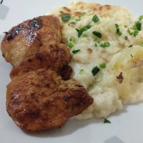 Batata gratinada ao molho branco e frango com shoyo e limão