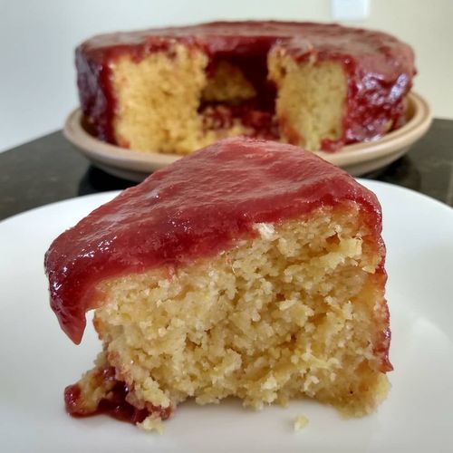 Bolo de milho com cobertura de goiabada