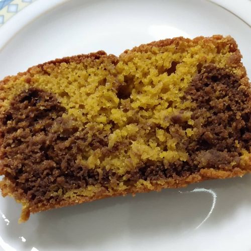 Bolo mesclado de cenoura e cacau