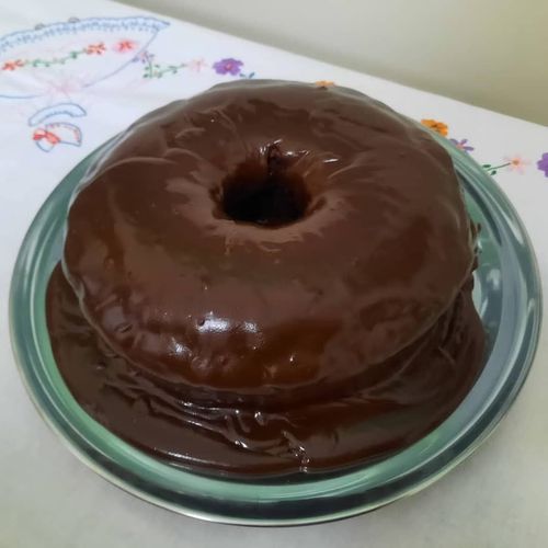 Bolo de chocolate com cobertura de brigadeiro meio amargo