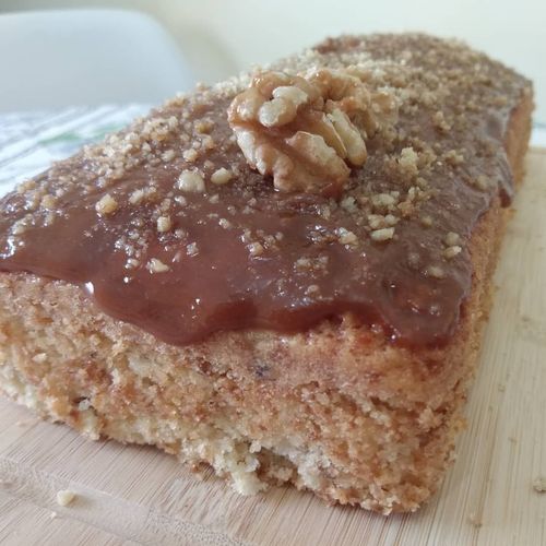 Bolo de coco e nozes com doce de leite