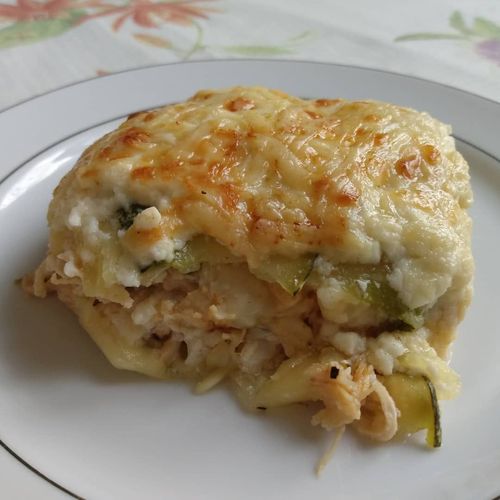 Lasanha de abobrinha com frango desfiado e molho branco