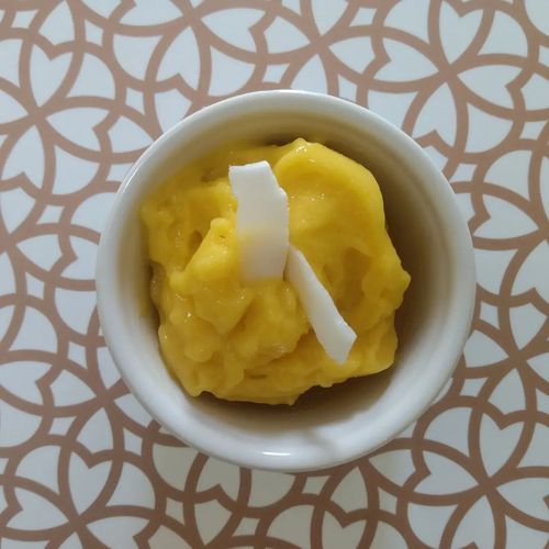 Sorbet de manga com lascas de coco fresco
