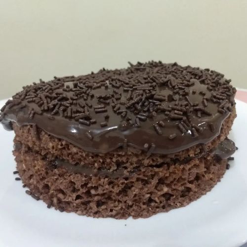 Bolo de micro-ondas com brigadeiro