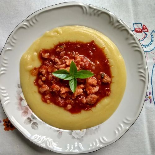 Polenta com ragu de linguiça