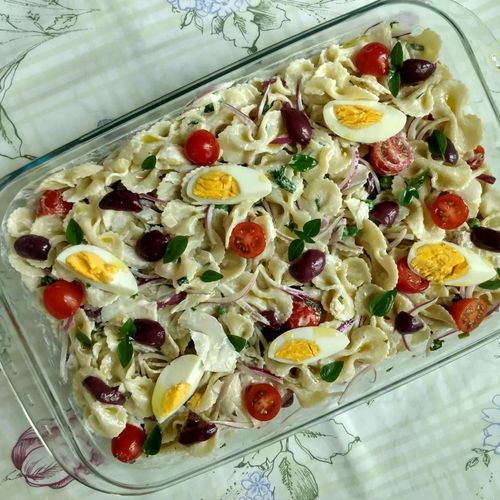 Salada de macarrão com bacalhau 
