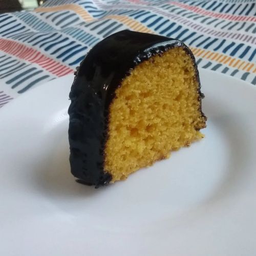 Bolo de cenoura com calda de chocolate