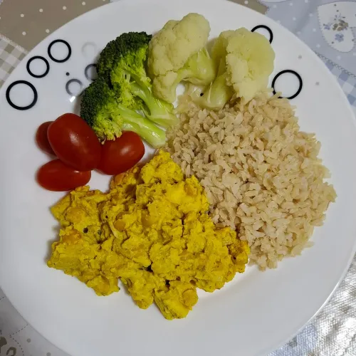 Cubos de frango com creme de ricota e grão de bico